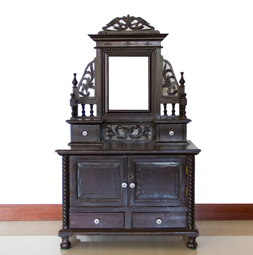 Paid website for antique furniture dealer